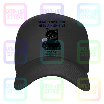 Kara Kedi Bazı insanların Yüzüne Çekiç Şapkalı beyzbol Şapkası ile Çak Bir Beşliğe ihtiyacı vardır