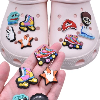 Sıcak Satış 1 adet PVC Rollerskates Aksesuarları Crocs Takılar Kadın Sandalet Toka Çocuk Pimleri Ayakkabı Dekorasyon Kot Parti İyilik